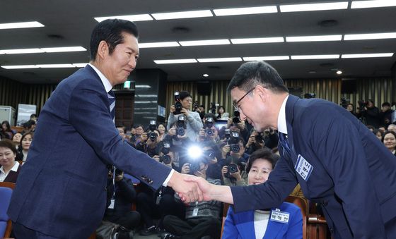 정청래 대표와 악수하는 한병도 원내대표