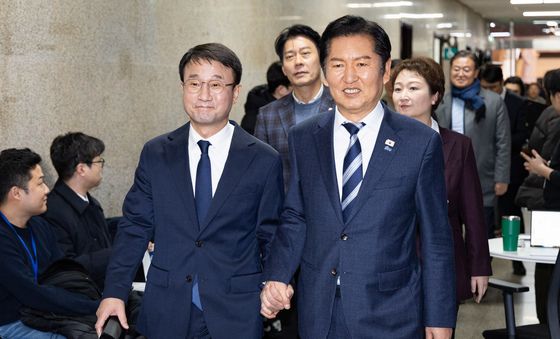 한병도 신임 원내대표 손잡고 당대표실 향하는 정청래 대표