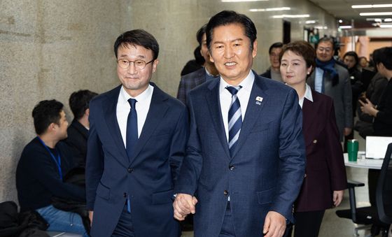 정청래 대표 '한병도 신임 원내대표 손잡고'