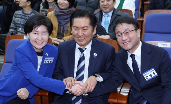 후보들과 기념 촬영하는 정청래