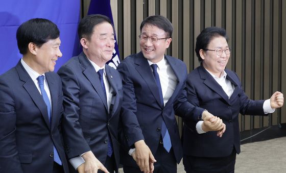 신임 최고위원과 대화하는 한병도