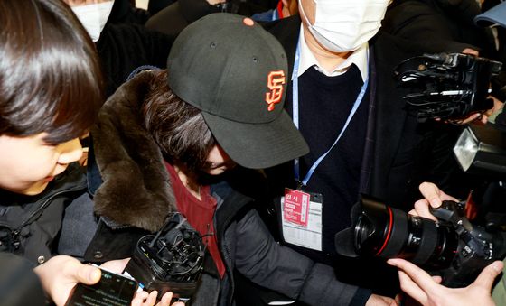 취재진에 둘러싸인 김경 의원