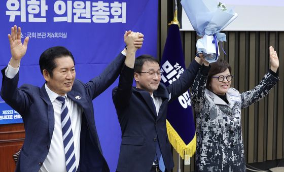 인사하는 한병도 신임 민주당 원내대표