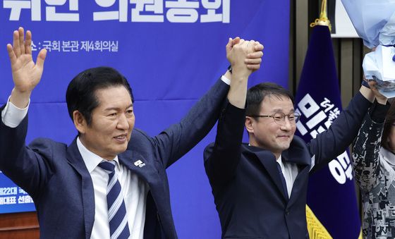 의원들에게 인사하는 정청래·한병도