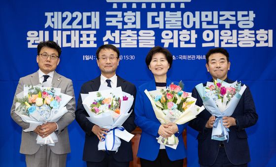 한병도 신임 민주당 원내대표, 원내대표 후보들과 함께