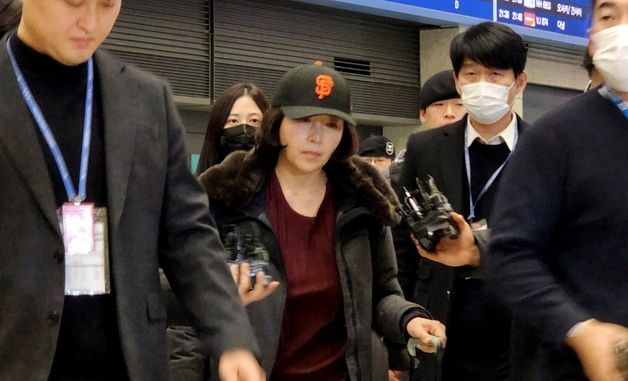 무표정으로 귀국하는 김경 서울시의원