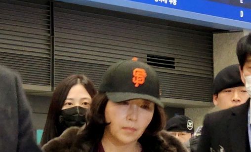 무표정으로 귀국하는 김경 서울시의원