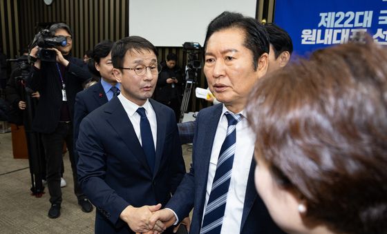 한병도 의원 손잡은 정청래 민주당 대표