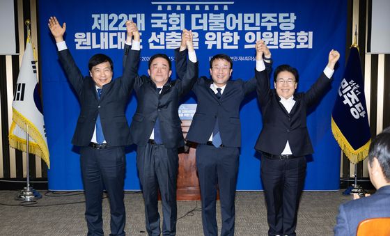 민주당 한병도 신임 원내대표와 신임 최고위원들