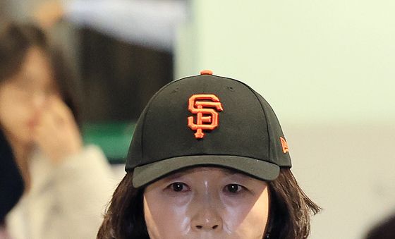 경찰들과 함께 귀국장 들어선 김경 의원