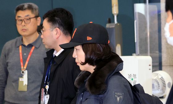 귀국하는 김경의원