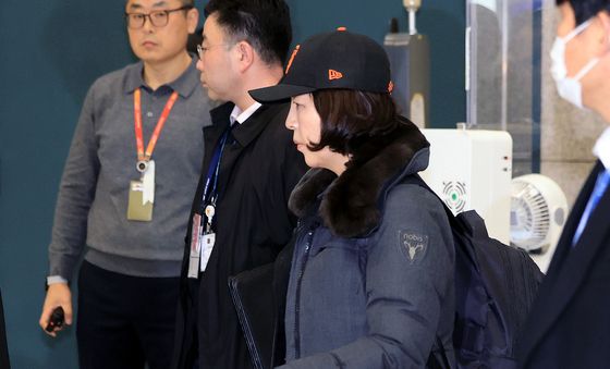 굳은 표정으로 귀국장 들어온 김경 서울시의원