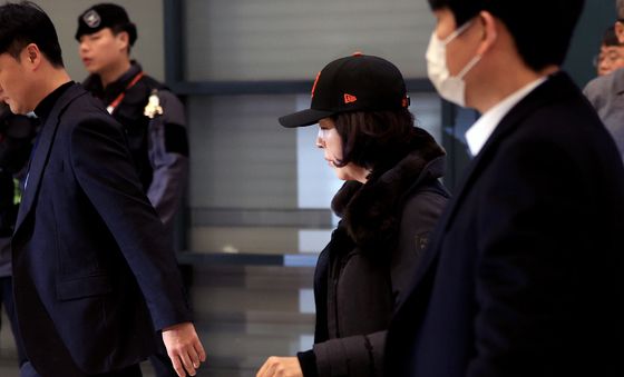 귀국장에 모습 드러낸 김경 의원