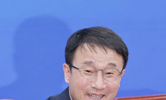 미소짓는 한병도 원내대표