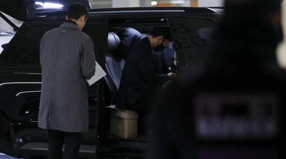 강선우 의원 차량 '압수수색'