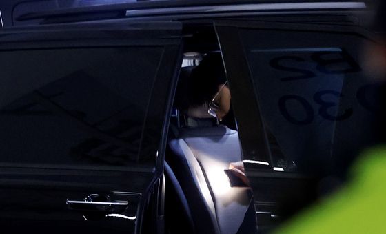 강선우 의원 차량 살펴보는 경찰 수사관