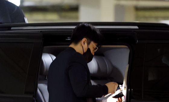 꼼꼼히 압수수색 하는 경찰 수사관