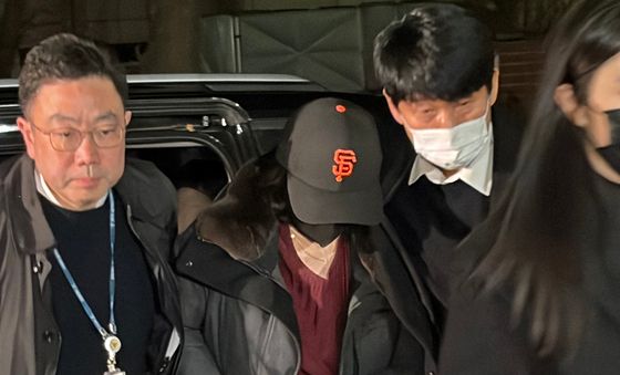 '강선우 1억' 김경, 경찰 출석