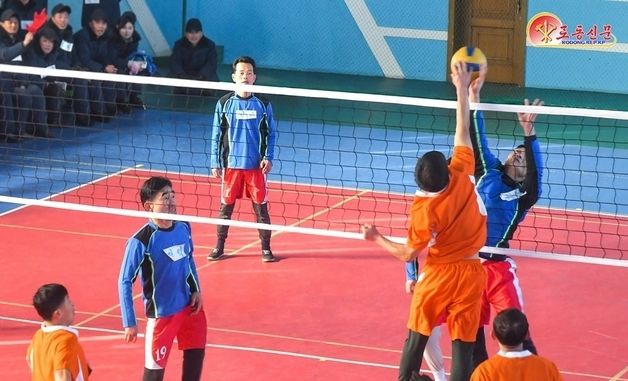 北 '체육의 날' 맞아 배구 경기하는 주민들