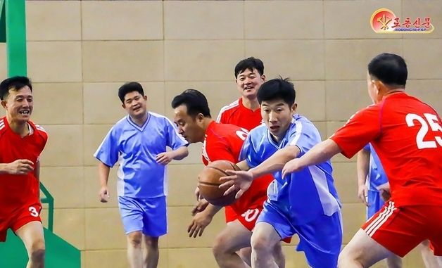 北 '체육의 날' 맞아 농구경기하는 주민들