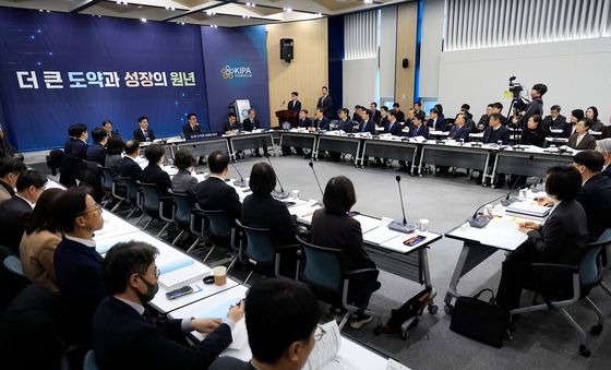 5개처·원안위 업무보고 모두 발언하는 김민석 총리