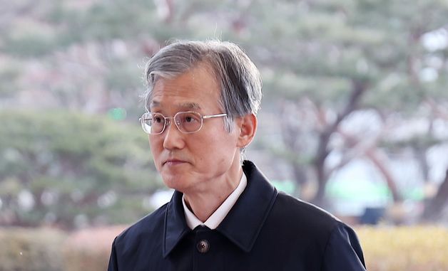 출근하는 조희대 대법원장