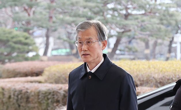 대법원 들어서는 조희대 대법원장