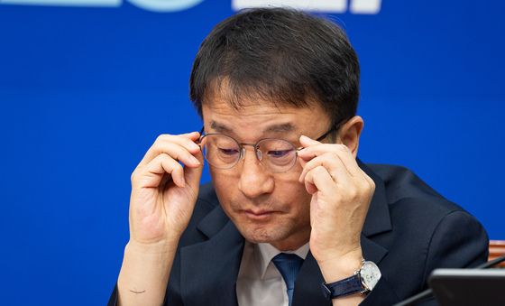 안경 고쳐 쓰는 한병도 민주당 원내대표