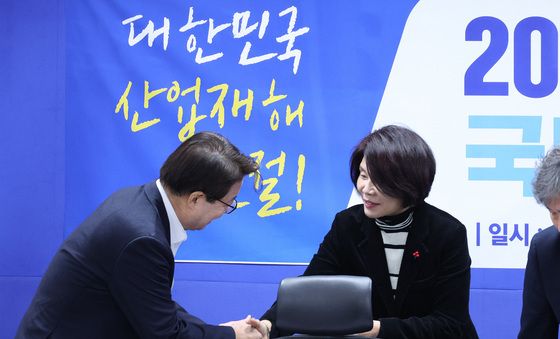 인사나누는 한정애