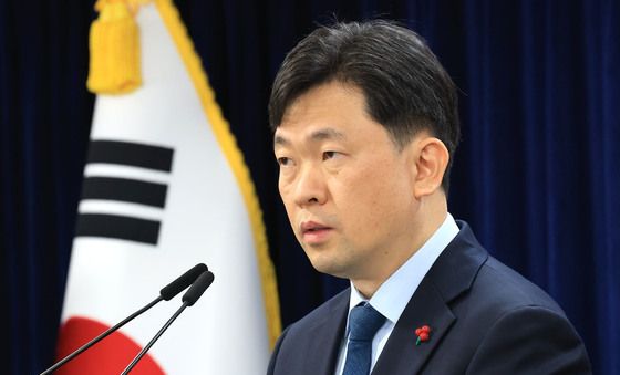 北 무인기 관련 질문에 답하는 윤민호 통일부 대변인