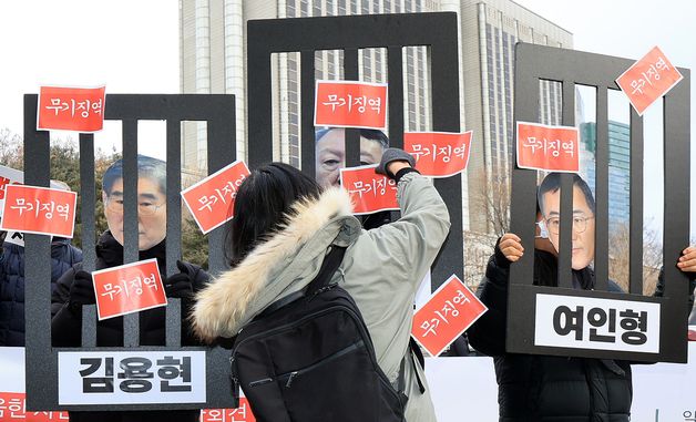 시민사회단체, 윤석열 전 대통령 외환죄 처벌 촉구 퍼포먼스