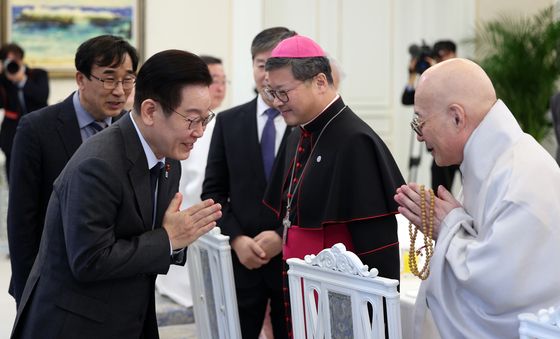 진우스님과 인사하는 이재명 대통령