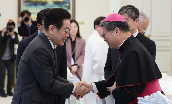 정순택 대주교와 인사하는 이재명 대통령