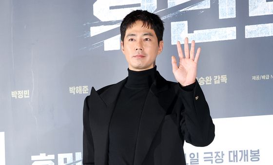 조인성, 근사한 손 인사