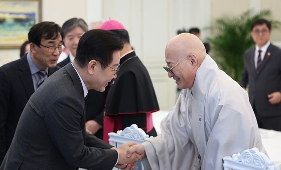 진우 스님과 인사 나누는 이재명 대통령