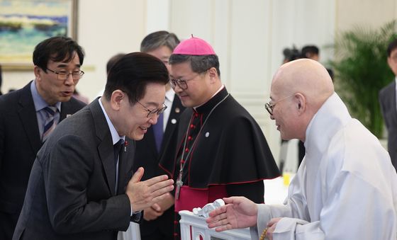 진우 스님과 인사 나누는 이재명 대통령