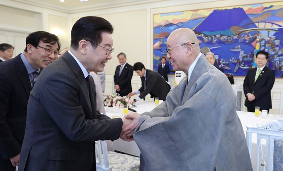 상진 스님과 인사하는 이재명 대통령