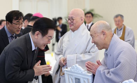 덕수 스님과 인사하는 이재명 대통령