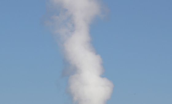 한파에 피어오르는 난방 수증기