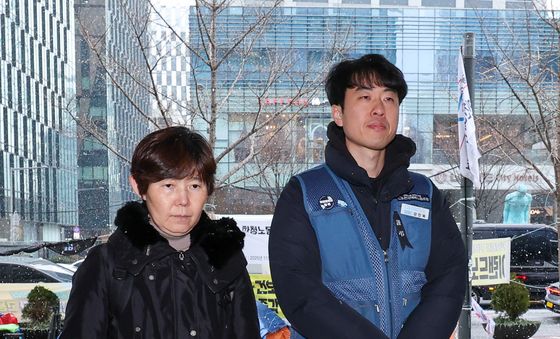 쿠팡 김범석 의장 고발인 조사 향하는 故 장덕준 씨 어머니