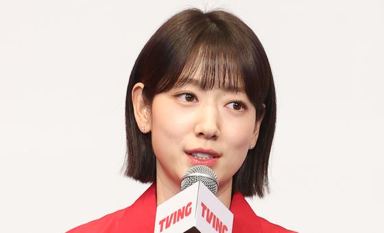 인사말 하는 박신혜