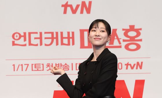 하윤경, 야망 가득한 대기업 비서