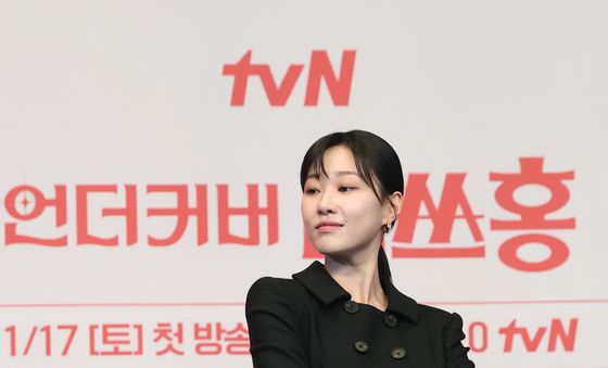 포즈 취하는 하윤경