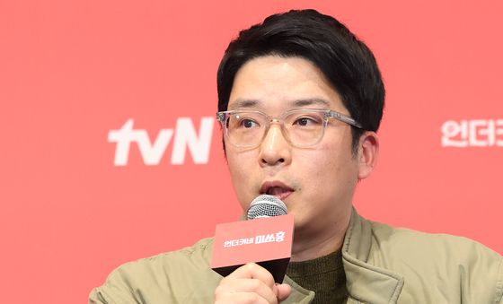 취재진 질문에 답하는 박선호 PD