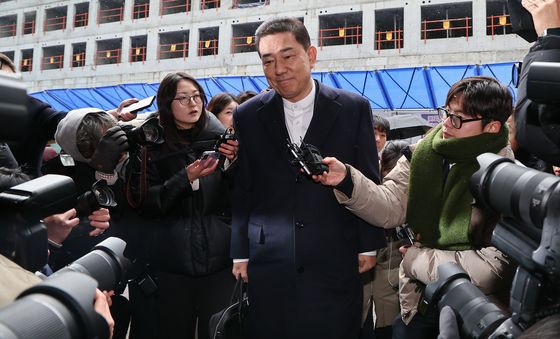 김병기 의원, 취재진 질문 받으며