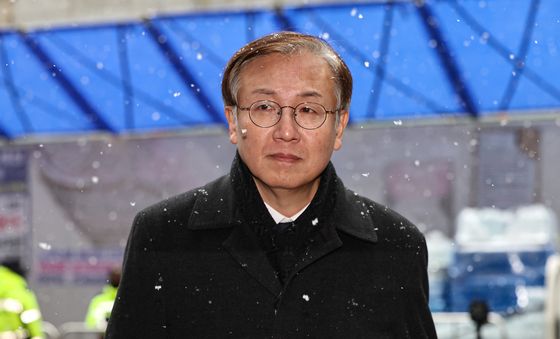 당사 들어서는 한동수 민주당 윤리심판원장