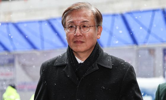 당사 들어서는 한동수 민주당 윤리심판원장