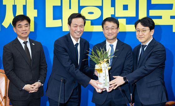 한병도 민주당 신임 원내대표, 우상호 청와대 정무수석 접견