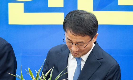 이재명 대통령 축하난 바라보는 한병도 민주당 원내대표