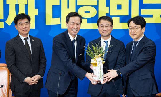 이재명 대통령 축하난 든 한병도 원내대표와 우상호 정무수석